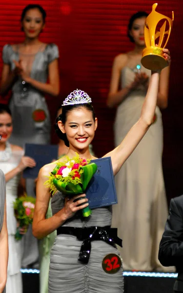 Modelo Chinês Xin Rui Segura Seu Troféu Campeão Cerimônia Premiação — Fotografia de Stock