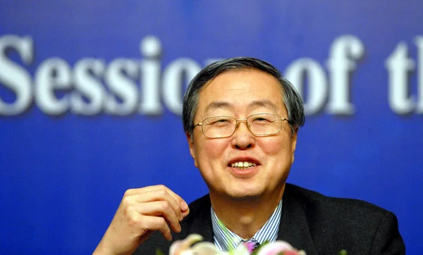 在2011年3月11日于中国北京举行的第十一届全国人民代表大会第四次会议期间 中国人民银行行长周小川在记者会上发表了讲话 — 图库照片