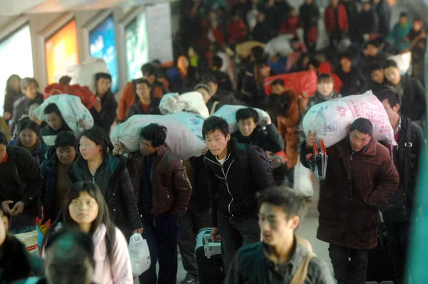Chinesische Wanderarbeiter Bevölkern Den Bahnhof Shanghai China Februar 2011 — Stockfoto
