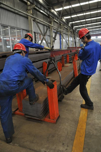 労働者は2011年10月12日 山東省リシャオの製鉄所で働いている — ストック写真
