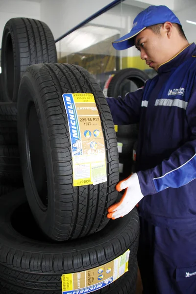 Ein Chinesischer Arbeiter Überprüft Michelin Reifen Einer Autoreparaturstation Nantong Ostchinas — Stockfoto