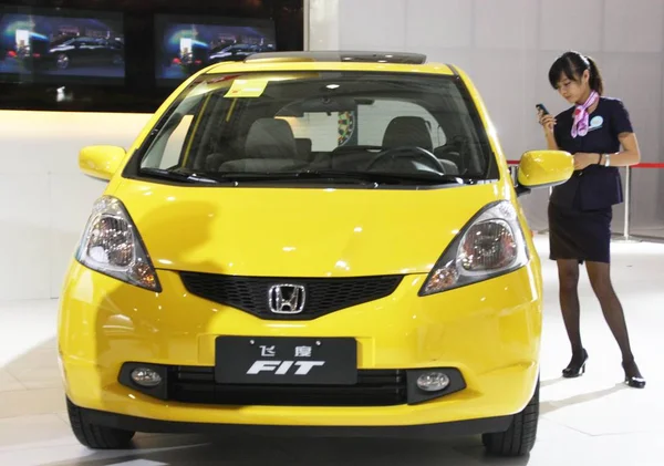 Een Chinees Personeel Staat Bij Een Honda Auto Tijdens Een — Stockfoto