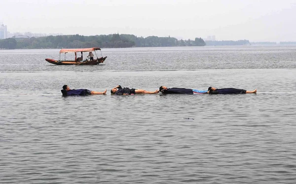 Laureati Cinesi Trovano Sentiero Sommerso Dall Acqua Del Lago Donghu — Foto Stock