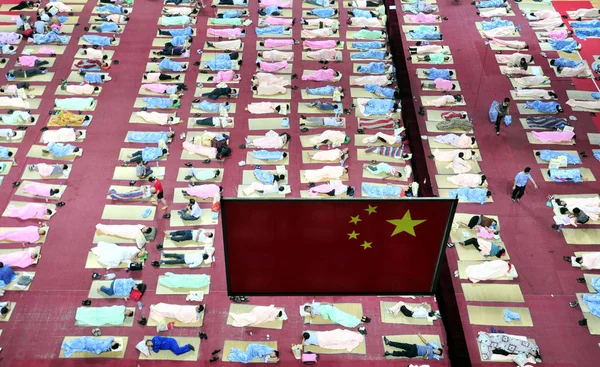 Des Parents Chinois Accompagnant Des Étudiants Première Année Inscrits Université — Photo