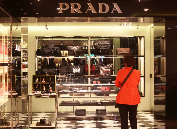 Woman Lokks Goods Window Flagship Store Prada Taipei Taiwan December — Stock Photo, Image