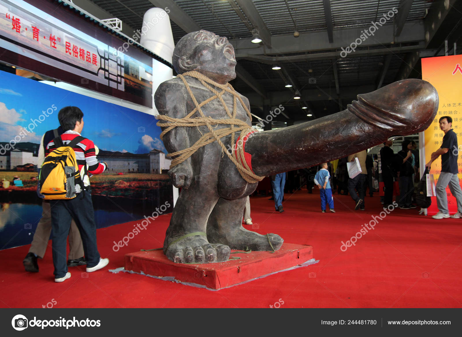 Visitors Look Sex Themed Sculpture Huge Penis 9Th Guangzhou Sex — Stok  Editoryel Fotoğraf © ChinaImages #244481780