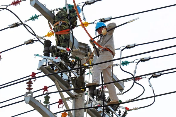 Китайські Електрики Змонтувати Лінії Електропередач Окрузі Laian Chuzhou Місто Східний — стокове фото