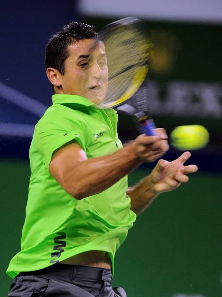 2011年10月13日 在中国上海启中网球中心举行的2011年上海劳力士大师赛第三轮比赛中 西班牙的尼古拉斯 阿尔玛格罗在与美国选手安迪 罗迪克的比赛中复出 — 图库照片