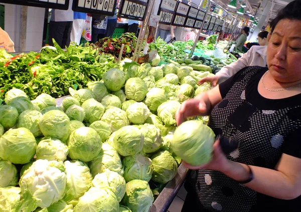 Comprador Chinês Seleciona Repolhos Supermercado Cidade Yichang Província Central Chinas — Fotografia de Stock