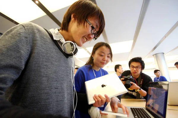 Een Chinese Medewerkers Dient Eerste Koper Van Ipad Een Apple — Stockfoto