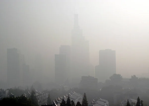 2011年11月1日 中国东部江苏省南京市有大雾 — 图库照片