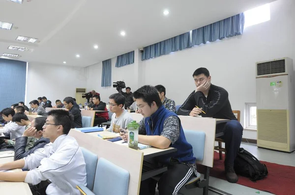 Retired Chinese Nba Star Yao Ming Pictured Classroom Shanghai Jiao — Stock Photo, Image