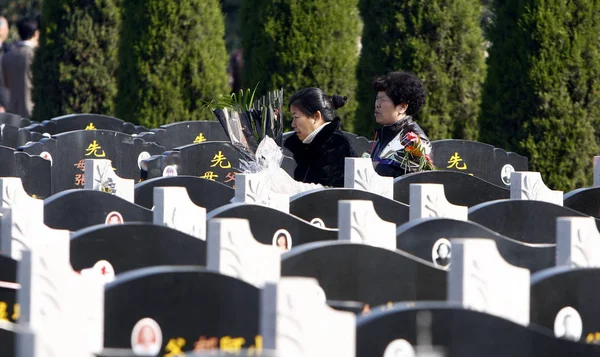 2011년 상하이에서 청소의 공동묘지에서 사망한 가족들을 애도하고 주민들 — 스톡 사진