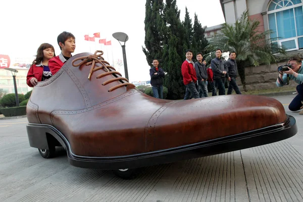 Zwei Chinesische Fabrikarbeiter Probieren Ein Schuhförmiges Elektroauto Während Einer Testfahrt — Stockfoto