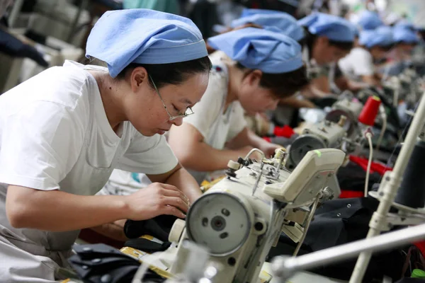 Kobiet Chińskich Pracowników Szyć Ubrania Wywozu Krajów Azji Południowo Wschodniej — Zdjęcie stockowe