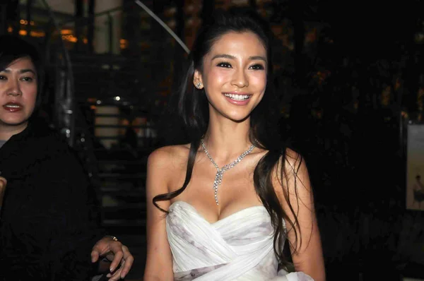香港模特兼女演员安吉达巴比在威斯汀酒店出发参加2011年6月11日在中国上海举行的第十四届上海国际电影节 Siff 开幕式前合影 — 图库照片