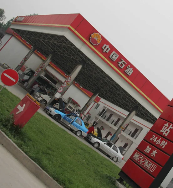 File Cars Obter Reabastecido Posto Gasolina Petrochina Chengdu Sudoeste Província — Fotografia de Stock