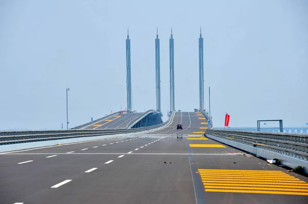 Araçlar Jiaozhou Bay Köprüsü Üzerinde Seyahat Ayrıca Qingdao Körfezi Köprüsü — Stok fotoğraf