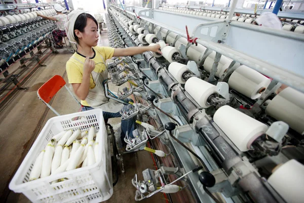 Čínští Dělníci Zpracovávají Výrobu Příze Která Být Vyvážena Spojených Států — Stock fotografie