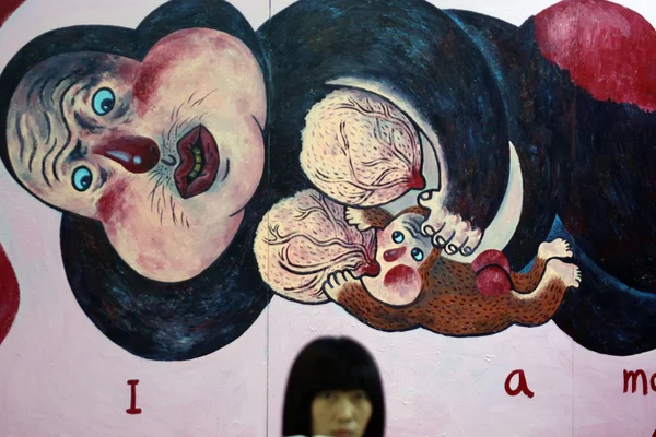 2011年9月8日 在上海展览中心举行的上海第五届年度艺术博览会上 一位参观者走过一件艺术品 — 图库照片