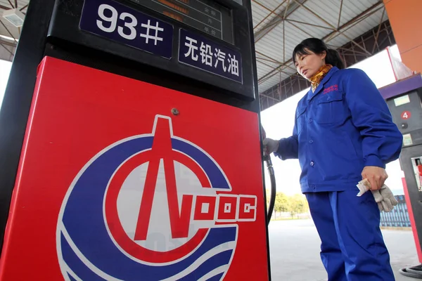 Trabalhador Chinês Abastece Carros Posto Gasolina Cnooc China National Offshore — Fotografia de Stock