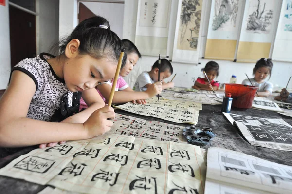 学生は 2011年8月29日 中国東部山東省周平のクラスで書道を学びます — ストック写真