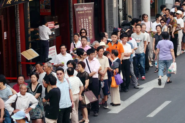 2011年9月6日 在上海南京路步行街的一家食品店里 人们排队购买肉填充月饼 — 图库照片
