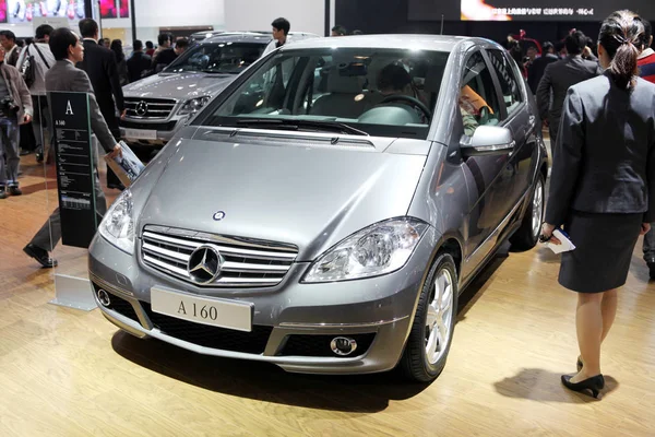 Los Visitantes Observan Mercedes Benz A160 Otros Automóviles Durante Exposición — Foto de Stock