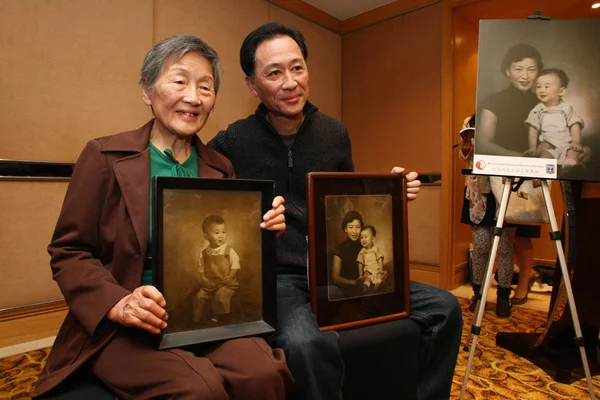 You Meiying Her Son Sun Xun Show Old Photos Taken — Stock Photo, Image