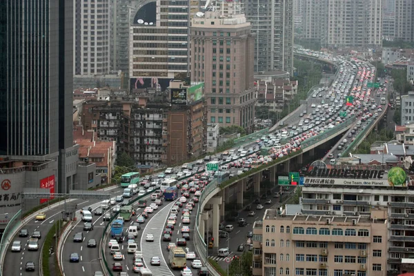 Massa Van Auto Bussen Beweeg Langzaam Een Verkeersopstopping Een Viaduct — Stockfoto