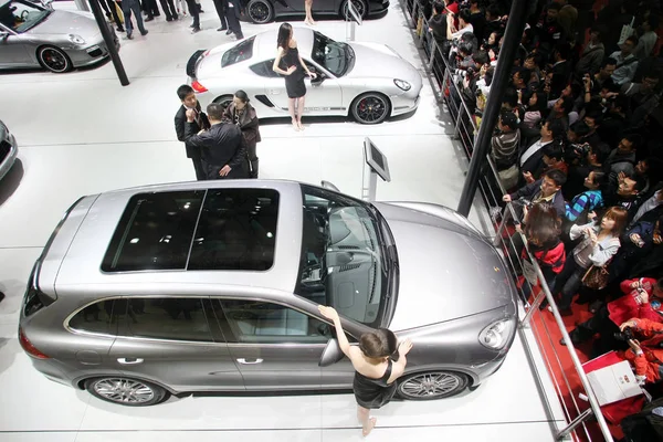 Visitatori Guardano Auto Porsche Alla 14Esima Mostra Internazionale Dell Industria — Foto Stock