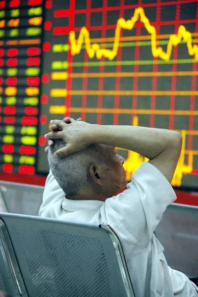 Chiński Inwestor Patrzy Cen Akcji Czerwony Dla Cena Rośnie Kolor — Zdjęcie stockowe