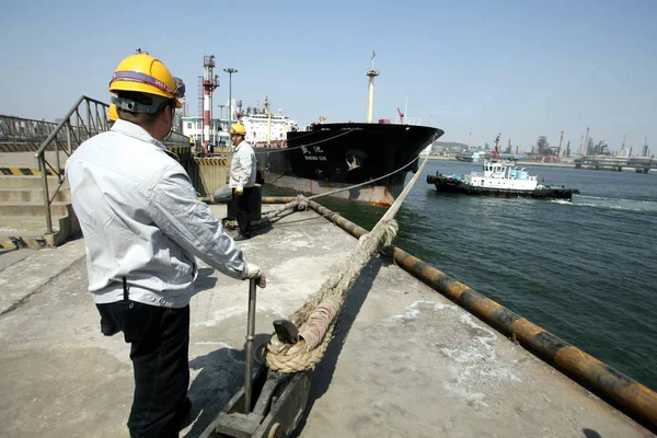 Trabajadores Chinos Preparan Para Liberación Petrolero Cargado Con 000 Toneladas — Foto de Stock