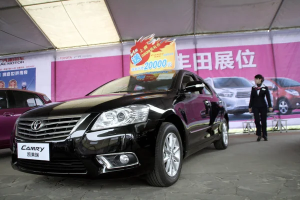 Personal Chino Pasa Por Delante Toyota Camry Durante Una Exhibición — Foto de Stock