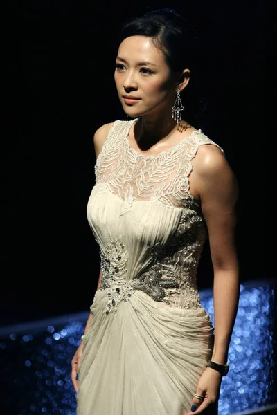 中国女演员章子怡出席2011年3月24日在中国北京举行的2011中国时装周时装秀 2011 中国时装周时装秀 — 图库照片