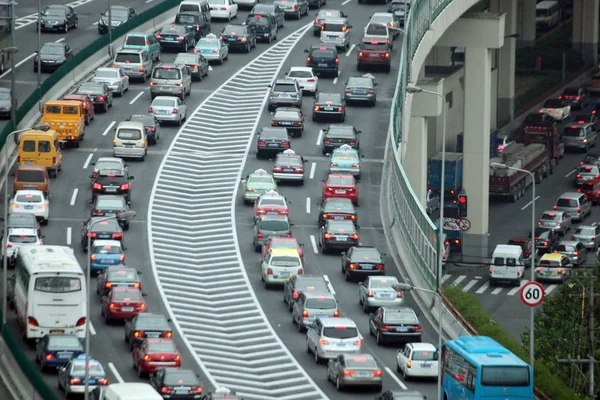 Massas Carros Ônibus Movem Lentamente Engarrafamento Viaduto Durante Último Dia — Fotografia de Stock