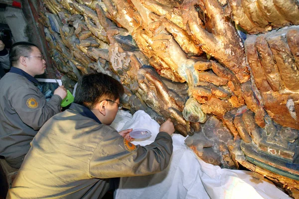 2011년 18일 시정촌 다즈록 조각의 일부인 보살수트바 Guanyin 복원하기 기술자들이 — 스톡 사진