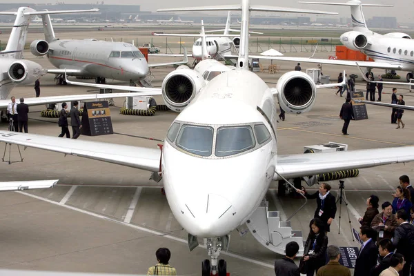 Látogatók Pillantást Sugárhajtású Repülőgép Alatt Shanghai International Business Aviation Show — Stock Fotó