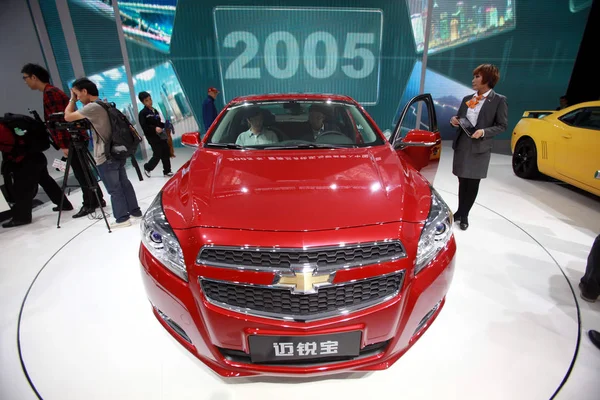 Visitors Try Out Chevrolet Malibu 9Th China Guangzhou International Automobile — Stock Photo, Image