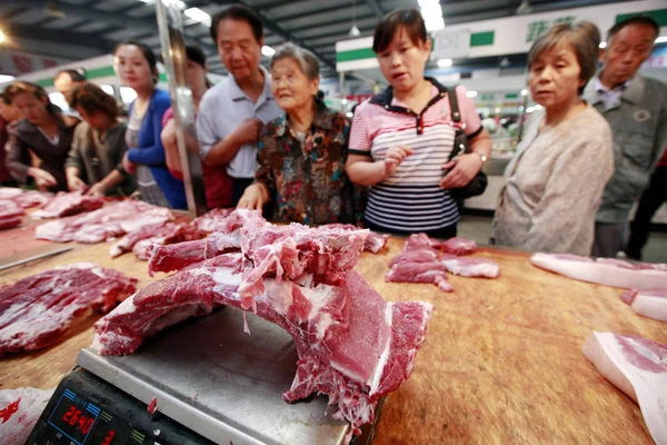 Clienti Cinesi Acquistano Carne Maiale Mercato Libero Nella Città Huaibei — Foto Stock