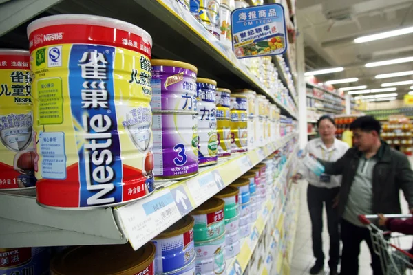 Latas Energía Leche Nestlé Están Venta Supermercado Shanghai China Abril — Foto de Stock