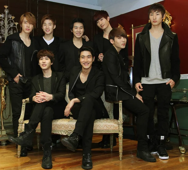 Gruppo Pop Sudcoreano Super Junior Posa Foto Durante Intervista Taipei — Foto Stock