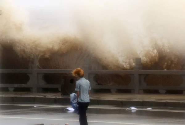 Woman Watches Big Waves Caused Typhoon Nesat Hitting Sea Wall — Stock Photo, Image