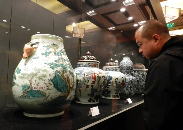 Visitante Olha Para Mercadorias Porcelana Feitas Nas Dinastias Ming Qing — Fotografia de Stock