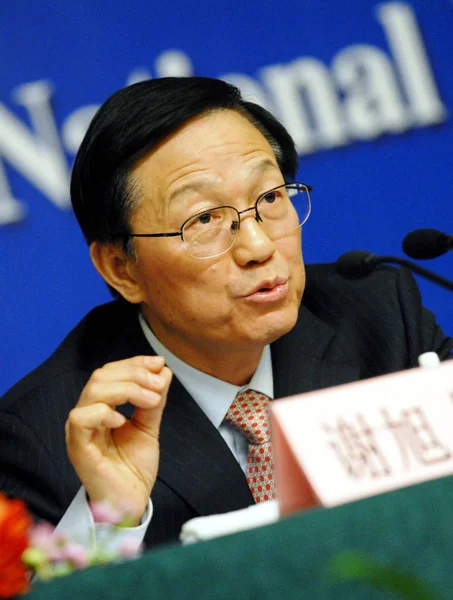 2011年3月7日 中国财政部长谢旭人在北京人民大会堂举行的第十一届全国人大第四届会议新闻发布会上回答了一个问题 — 图库照片