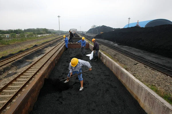 Arbeiter Nehmen Kohleproben Einem Kohlezug Einem Kohlekraftwerk Der Stadt Chengdu — Stockfoto