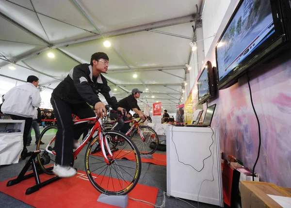 Les Visiteurs Essaient Nouvelles Bicyclettes Regardent Les Images Simulées Télévision — Photo