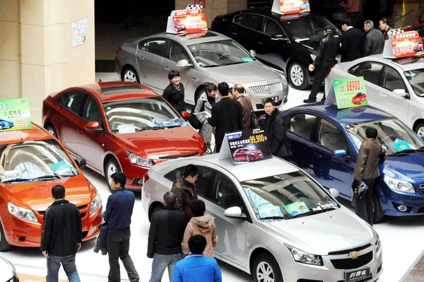 Los Visitantes Fijan Buick Chevrolet Coches Shanghai Una Empresa Conjunta — Foto de Stock