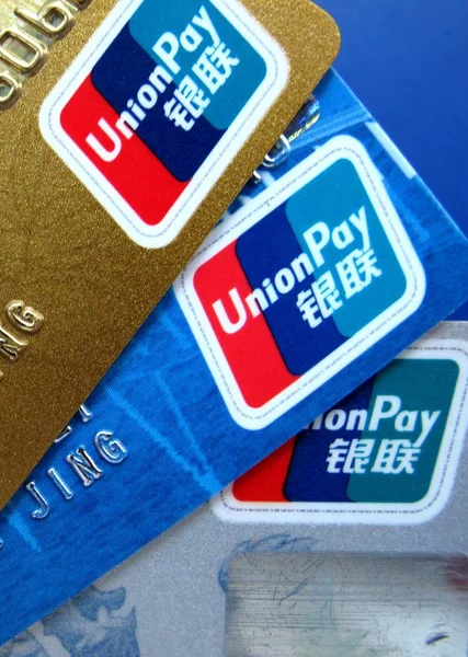 Weergave Van Creditcards Met Bewegwijzering Van China Unionpay Taizhou Oost — Stockfoto