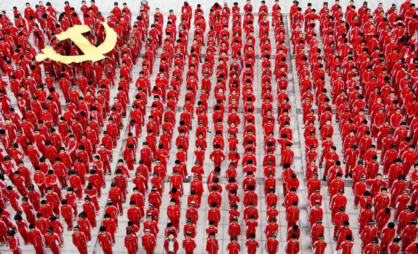 Близько 000 Китайських Школярів Формування Величезного Прапора Комуністичної Частини Китаю — стокове фото